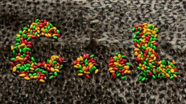 Kolorowe cukierki, napisane słowo cool na tle leopard — Wideo stockowe