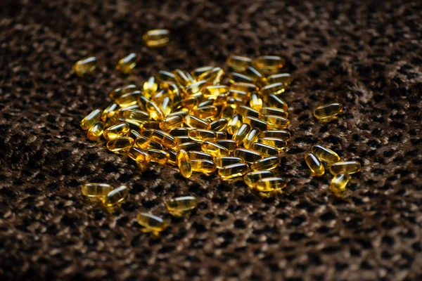 Wiele Kapsułki Kolorze Złota Leży Skórze Leopard Różnych Formach — Zdjęcie stockowe