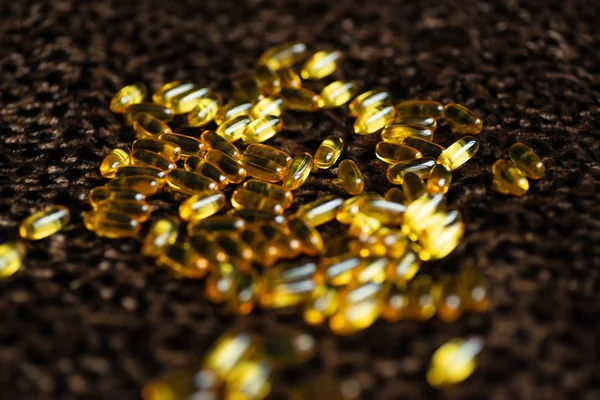 Molte capsule di colore oro si trova sulla pelle di leopardo — Foto Stock