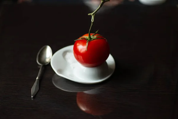 Ljus Röd Tomat Gren Kläckts Ett Ägg Mörk Bakgrund — Stockfoto
