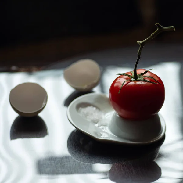 Tomat Merah Terang Pada Cabang Menetas Dari Telur Latar Belakang — Stok Foto