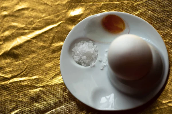 Oeuf bouilli avec cuillère, stand et sel sur or — Photo