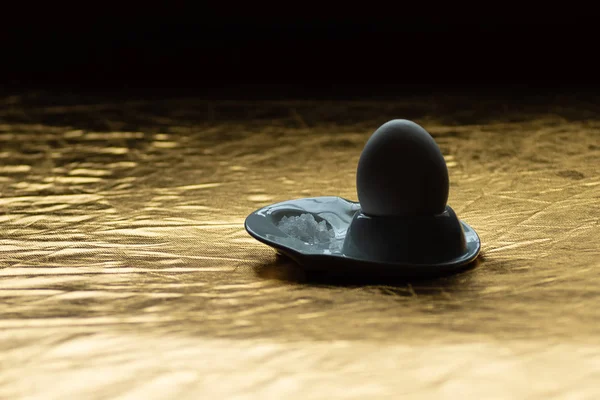 Gekookt ei met lepel, staan en zout op goud — Stockfoto