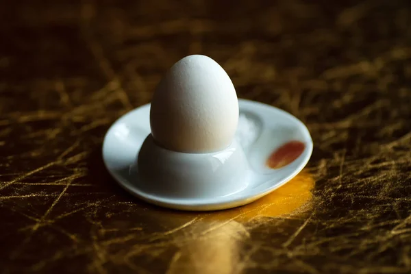 Oeuf bouilli avec cuillère, stand et sel sur or — Photo