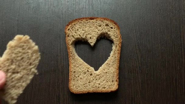 Шматочку Хліба Вирізане Серце Темній Дошці — стокове відео