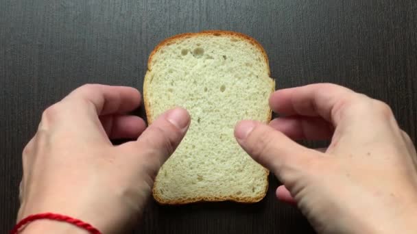 Een Stuk Brood Gesneden Hart Tegen Een Donkere Plank — Stockvideo