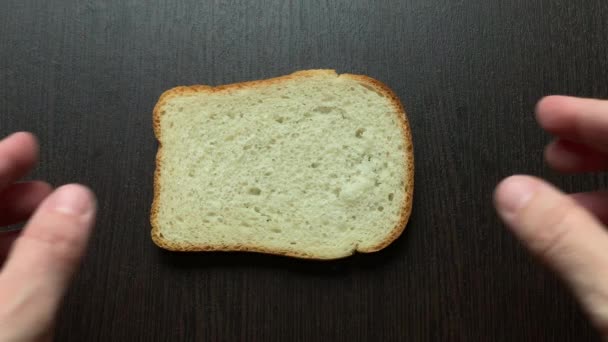 Een Stuk Brood Gesneden Hart Tegen Een Donkere Plank — Stockvideo