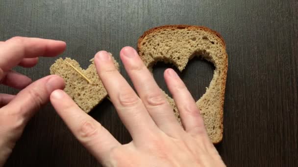 Kousku Chleba Vyřezávaném Srdcem Proti Tmavé Desce — Stock video