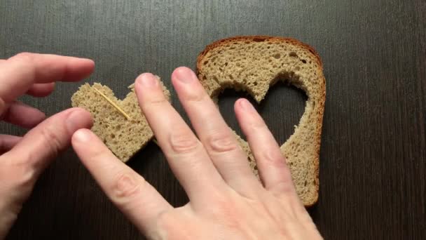 Pedaço Pão Esculpido Coração Contra Uma Placa Escura — Vídeo de Stock