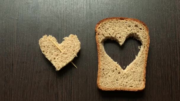 Ένα Κομμάτι Ψωμί Σκαλισμένο Καρδιά Ενάντια Ένα Σκοτεινό Διοικητικό Συμβούλιο — Αρχείο Βίντεο