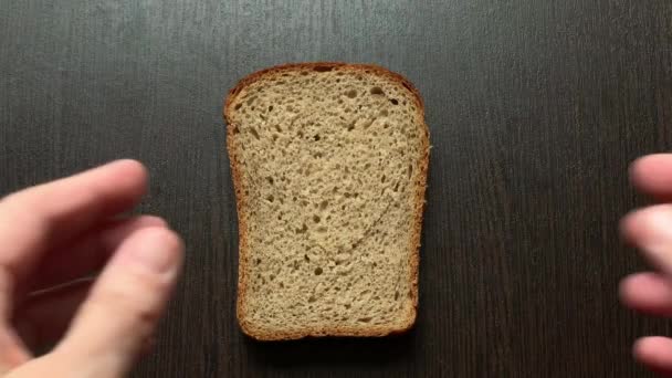 Een Stuk Brood Gesneden Hart Tegen Een Donkere Plank — Stockvideo