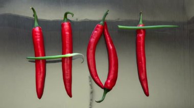 Kırmızı acı biber ve soğan kelime dışarı yansıtma yüzeyi sıcak seks