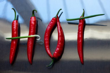 Kırmızı acı biber ve soğan kelime dışarı yansıtma yüzeyi sıcak seks