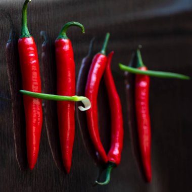 Kırmızı acı biber ve soğan kelime dışarı yansıtma yüzeyi sıcak seks