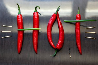 Kırmızı acı biber ve soğan kelime dışarı yansıtma yüzeyi sıcak seks