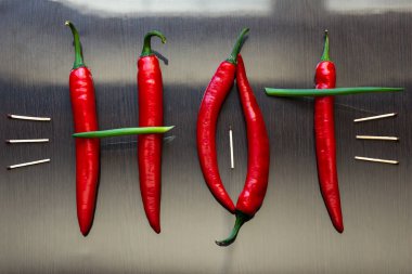 Kırmızı acı biber ve soğan kelime dışarı yansıtma yüzeyi sıcak seks