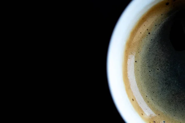 Caneca de café preto com espuma e bolhas em preto — Fotografia de Stock