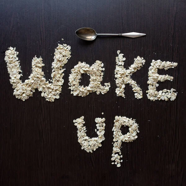 Letras de avena alineadas con palabras Despierta — Foto de Stock