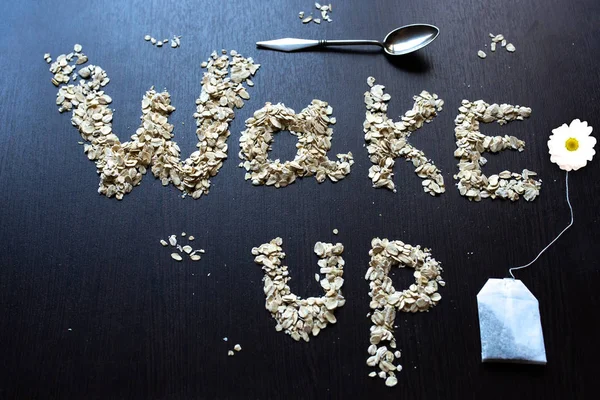 Letras de avena alineadas con palabras Despierta — Foto de Stock