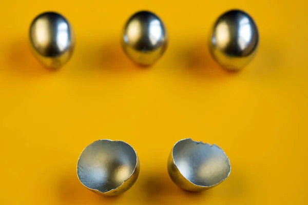 Silberne Eier und Muscheln auf farbigem Hintergrund — Stockfoto