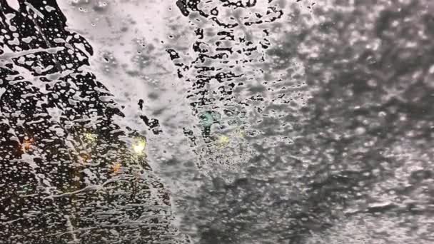 På biltvätt skum rinner ner glaset — Stockvideo