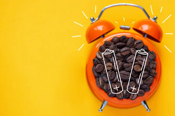 明るい黄色の背景にオレンジ色の目覚まし時計でコーヒー豆 — ストック写真