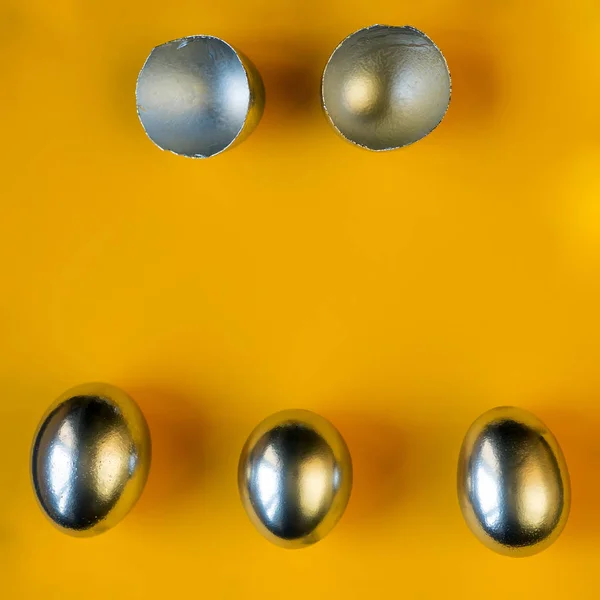 Zilveren eieren en schelpen op gekleurde achtergrond — Stockfoto