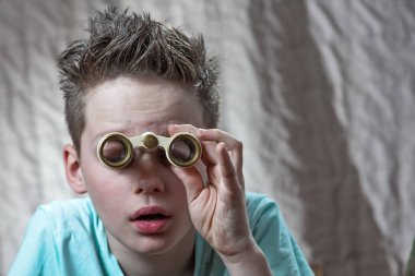şaşırmış genç çocuk duygusal dürbün ile bakarak
