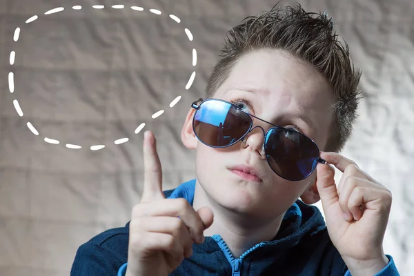Overrasket teenager dreng i solbriller - Stock-foto
