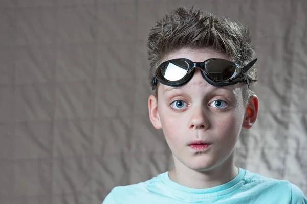 Sorprendido adolescente chico en natación gafas — Foto de Stock