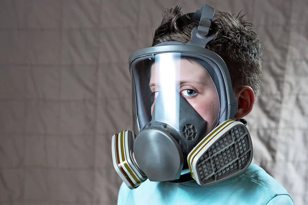 Retrato de un niño en una camiseta ligera con una máscara de gas — Foto de Stock
