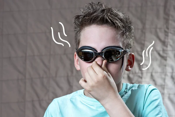 Portræt af en dreng i svømmebriller - Stock-foto