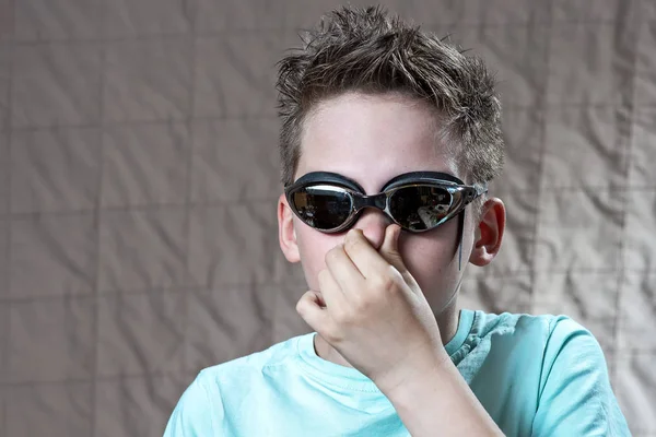 Retrato de un niño con gafas de natación — Foto de Stock