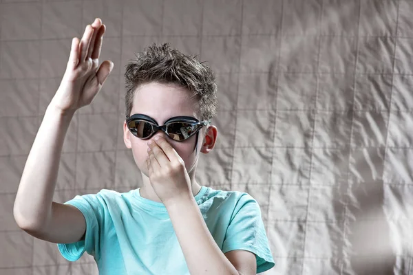 Retrato de un niño con gafas de natación — Foto de Stock