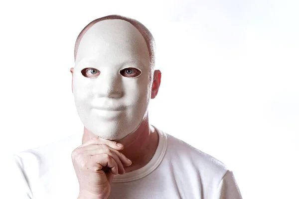 Careca homem cobre seu rosto com máscara no fundo branco — Fotografia de Stock