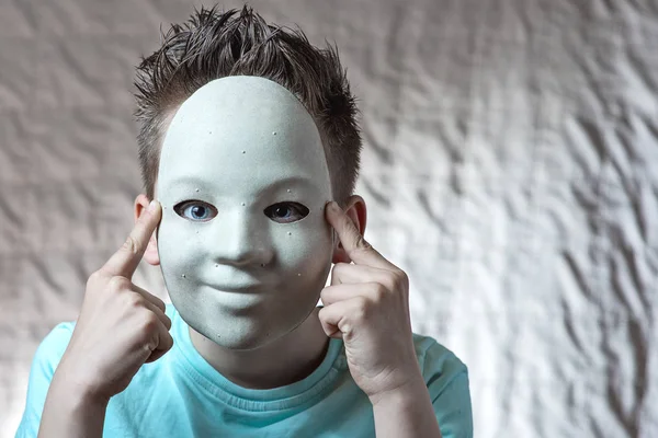 Çocuk sivilce ile bir maske koymak — Stok fotoğraf