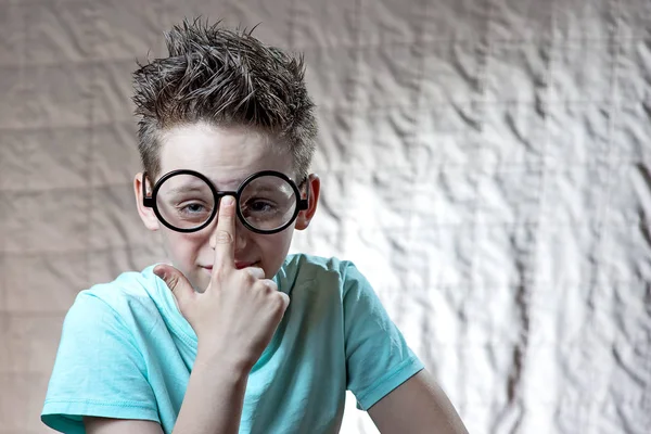 Niño en una camiseta ligera y gafas redondas levantó el dedo índice que tenía una idea — Foto de Stock