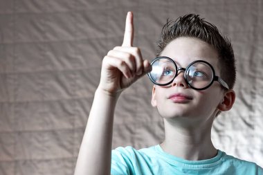 hafif bir t-shirt ve yuvarlak gözlük çocuk o bir fikri vardı onun işaret parmağını kaldırdı