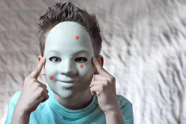 Le garçon a mis le masque avec les boutons — Photo