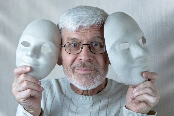 Retrato de alegre hombre de pelo gris con dos máscaras teatrales — Foto de Stock