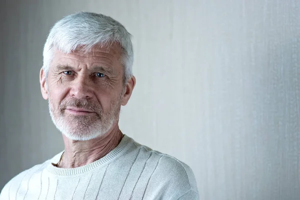 Portrait of gray-haired man in light clothes and glasses — Stock Photo, Image