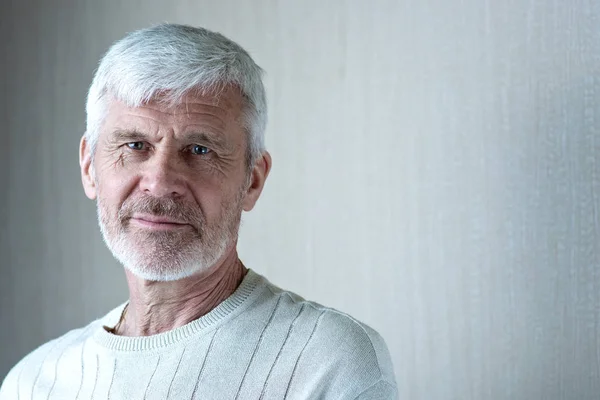 Retrato de homem de cabelos grisalhos em roupas leves e óculos — Fotografia de Stock