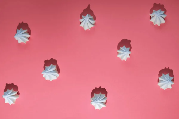 Minimalistic pattern of meringue with a hard shadow on colored background — Stock Photo, Image