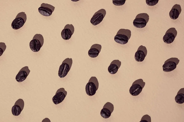 Vzorek kávových bobů na barevném pozadí — Stock fotografie