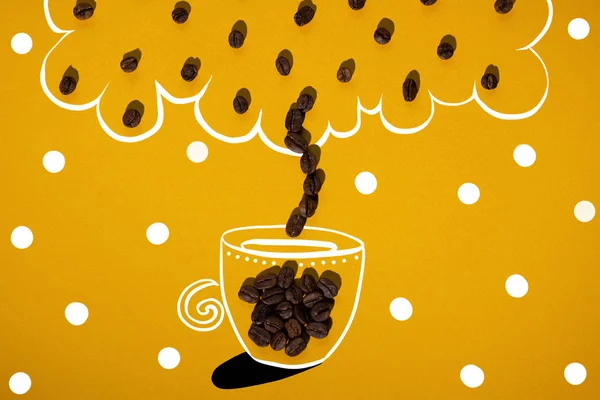 色付きの背景に雲が散らばったコーヒー豆と塗装されたコーヒーマグ — ストック写真