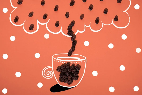 Grãos de café espalhados e caneca de café pintado com uma nuvem em um fundo colorido — Fotografia de Stock