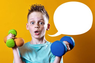 sarı bir arka plan üzerinde dumbbells ile parlak bir t-shirt bir çocuk