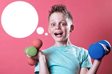 sarı bir arka plan üzerinde dumbbells ile parlak bir t-shirt bir çocuk