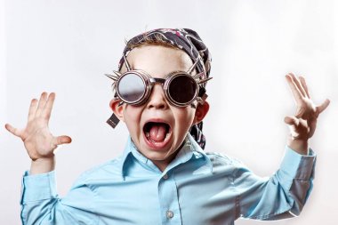 mavi gömlek, bisikletçi gözlük ve bandana hafif bir arka plan üzerinde boy rocker