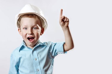 açık mavi gömlek ve foreman inşaat kask çocuk bir parmak kaldırdı, sanki o fikri bulmuşgibi